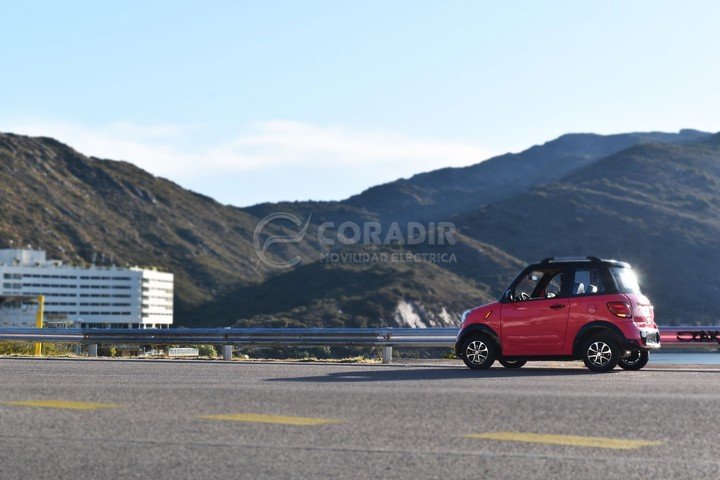 Es el primer vehículo eléctrico citadino con capacidad para cuatro pasajeros.